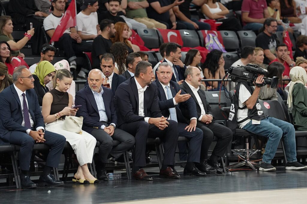 Hidayet Türkoğlu, 28 Ağustos 2026 Türkiye–Litvanya basketbol karşılaşmasında protokol tribününde. Arşiv fotoğrafı; sezon açılış mesajına ait değildir.