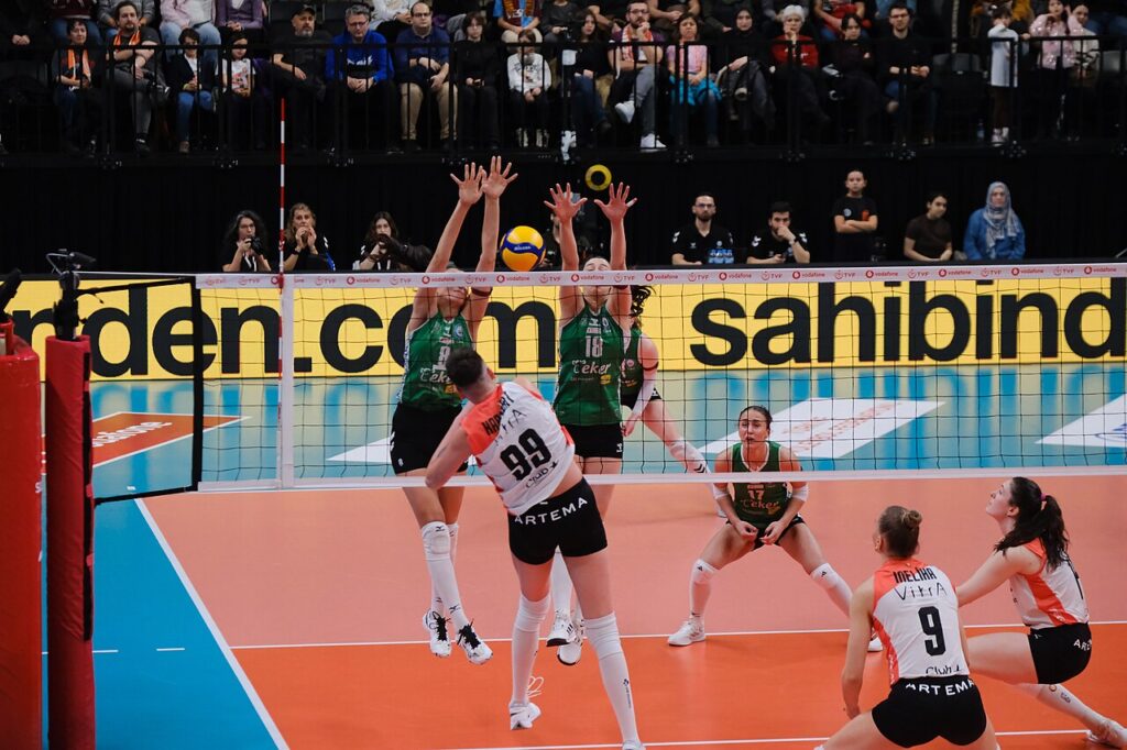 Eczacıbaşı ile Nilüfer Belediyespor kadın voleybol takımlarının 31 Ocak 2026 maçında smaç ve blok mücadelesi.