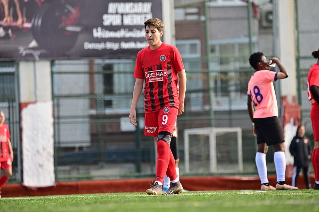 2026 Kadın A Millî Takım aday kadrosundaki Kader Hançar, 25 Kasım 2023 Fatih Vatanspor kulüp maçında. Arşiv fotoğrafı; Slovenya play-off maçına ait değildir.