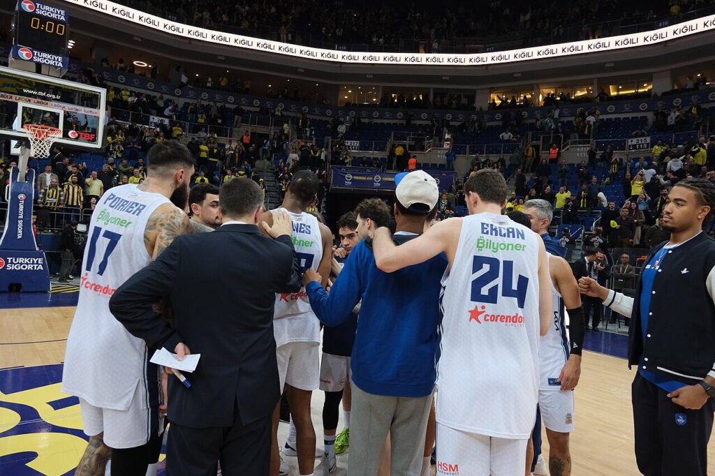 Anadolu Efes basketbol takımı 14 Aralık 2025 tarihinde saha içinde bir arada.