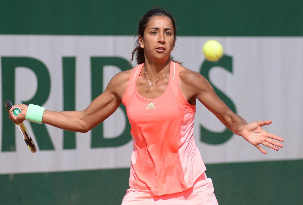 Çağla Büyükakçay toprak kortta forehand vuruşu yaparken (2015)