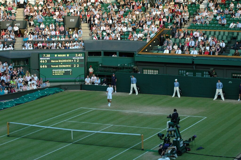 Wimbledon'da Centre Court'ta oynanan maç ve dolu tribünler