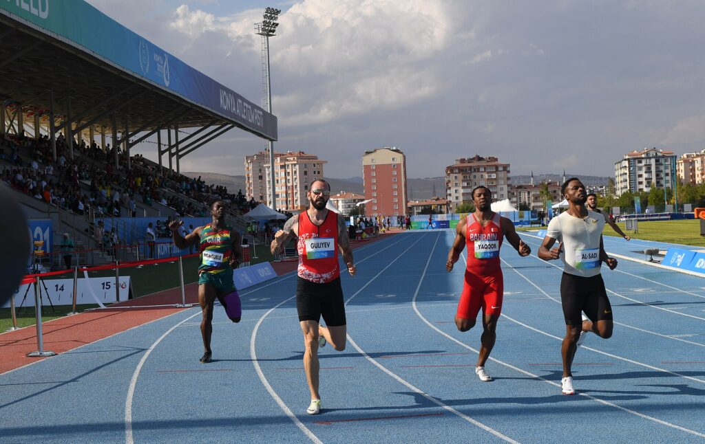 Ramil Guliyev, Türkiye formasıyla 200 metre yarışında koşarken (Konya 2022 İslami Dayanışma Oyunları)