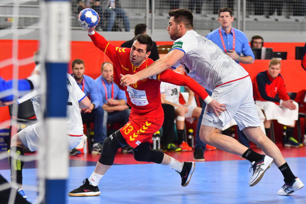 Hentbolda kale önünde sıçrayarak şut atan oyuncu, EHF EURO 2018 Makedonya–Çekya maçı
