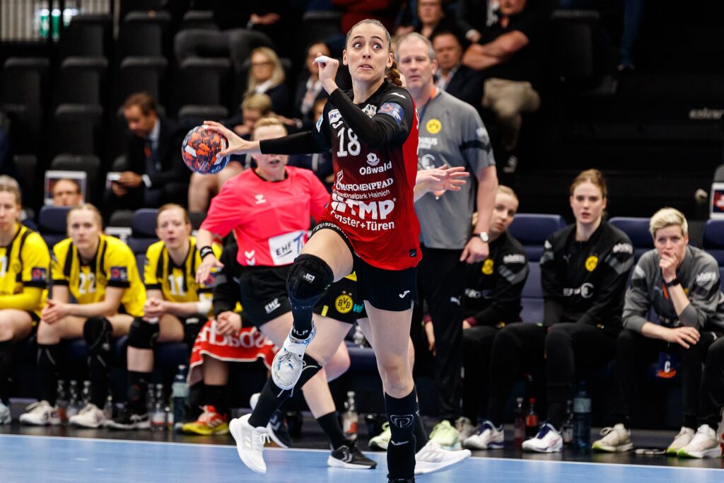 Kadınlar EHF Avrupa Ligi Final Four maçında topla atağa kalkan hentbolcu