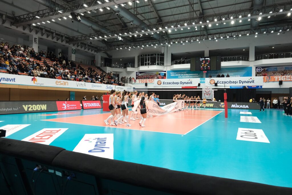 Eczacıbaşı ile VakıfBank kadın voleybol takımları 9 Nisan 2025 tarihli maçta. Arşiv fotoğrafı.