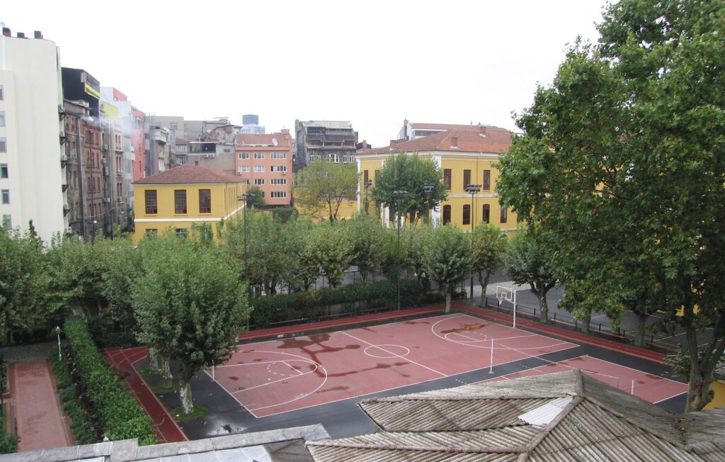 Galatasaray Lisesi'nin okul bahçesi, Beyoğlu