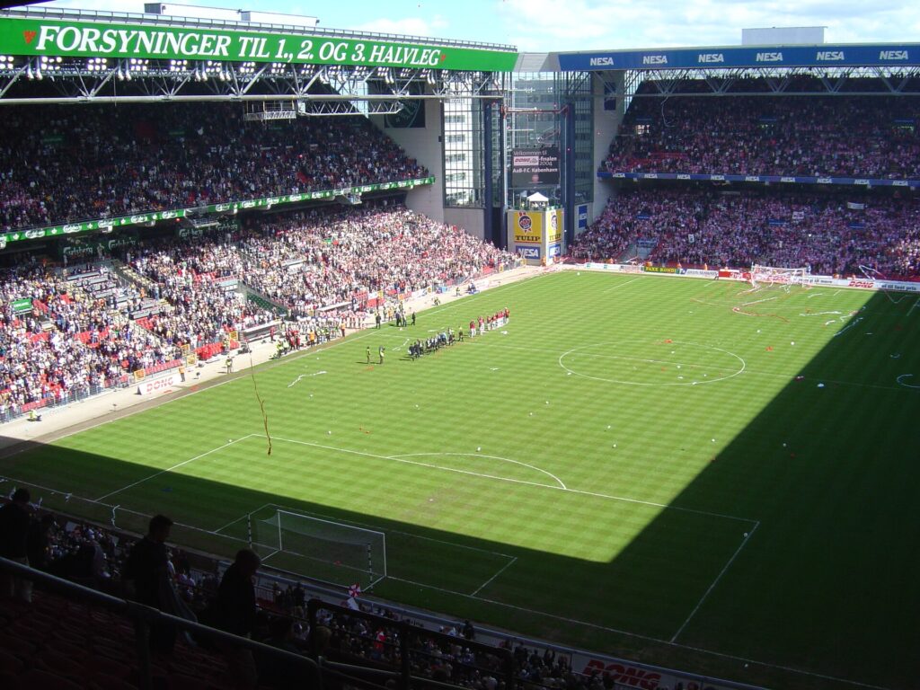 Kopenhag'daki Parken Stadı'nın dolu tribünleri (2004 Danimarka Kupası finali)