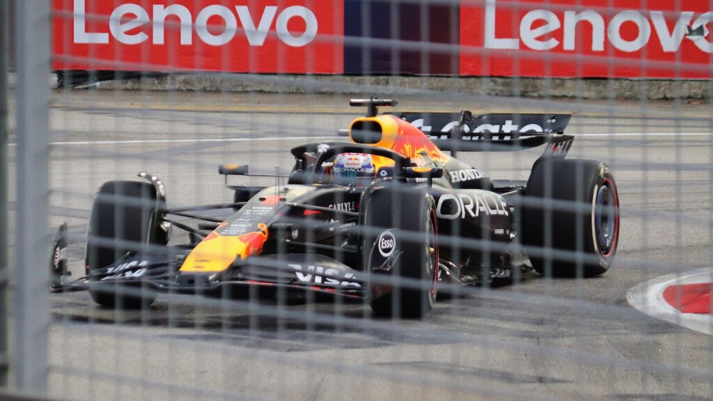 Max Verstappen, Red Bull aracıyla Marina Bay pistinde (2025 Singapur GP, arşiv)